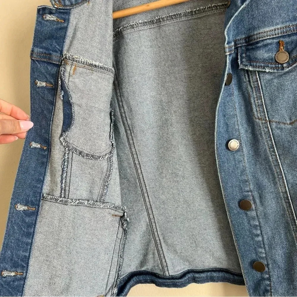 Universal Thread Medium Wash Lightly Distressed
Jean Jacket Size Small - Picture 11 of 14